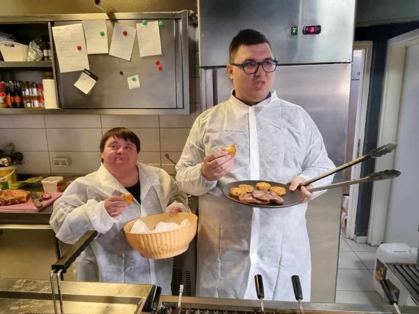 Javna kampanja “Ne tražimo sažaljenje, tražimo priliku” MIMI i EMANUEL Javna kampanja “Ne tražimo sažaljenje, tražimo priliku” MIMI i EMANUEL