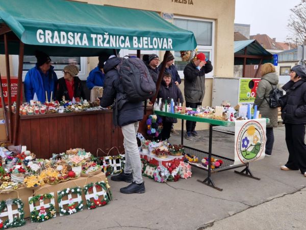 Predstavljanje udruge i donacijska izložba adventskih radova